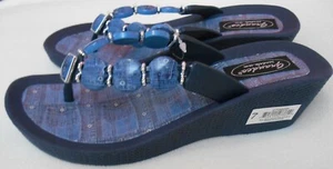 GRANDCO SANDALEN Strand Pool BLAU DENIM Keilabsatz V-RIEMEN Flip Flops mit Schmucksteinen - Bild 1 von 2