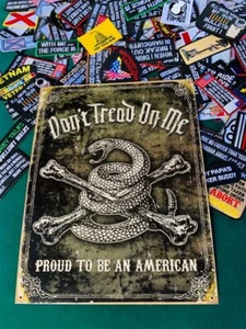 DONT TREAD ON ME ORGOGLIOSO DI ESSERE INSEGNA LATTA METALLO AMERICANO CON TOPPA OMAGGIO dtom vintage - Foto 1 di 2