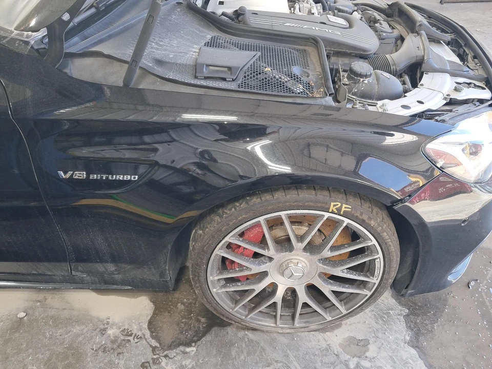 Guardabarros delantero derecho usado se adapta a: Mercedes-benz Mercedes clase c 205 2017 tipo SDN C Foto 1 de 4