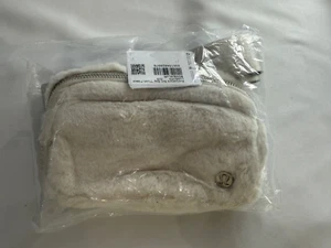 NWT Lululemon Everywhere Belt Bag 1L Plush Fleece Bone/Silver - Picture 1 of 2