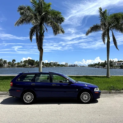 2004 Volvo V40 RARE CLEAN CARFAX LOW 19K MILES NON SMOKER V70 - Image 1 of 4