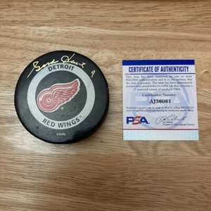 GORDIE HOWE Signed Detroit Red Wings Logo *OFFICIAL GAME PUCK* w/ PSA COA - Picture 1 of 5