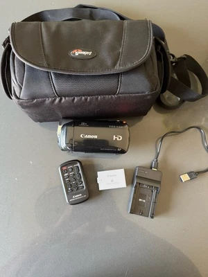 Canon Vixia HF R20 Camcorder HD LCD 28x Zoom Bundle - Image 1 of 4