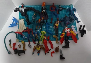 Lote de piezas de figuras de acción vintage y modernas - Marvel y DC Comics - Imagen 1 de 8