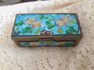 ANTIQUE CLOISONNE REPOUSSE ENAMEL CHINESE STAMP BOX WITH LOTUS FLOWERS - Picture 1 of 7