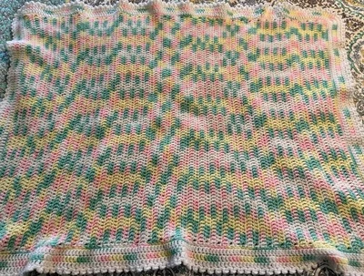 Manta bebé ganchillo 32x48 rosa, verde, amarillo núcleo de cabaña Foto 1 de 3