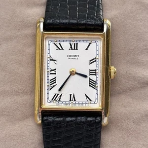 Reloj de cuarzo Seiko para dama 1N00-5B50 tono dorado esfera blanca tanque azul - nuevo murciélago - Imagen 1 de 8