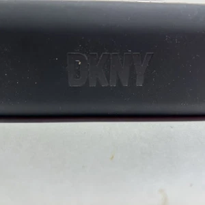 AUTÉNTICO - DKNY - NEGRO MATE - ESTUCHE RÍGIDO PARA GAFAS - Imagen 1 de 3