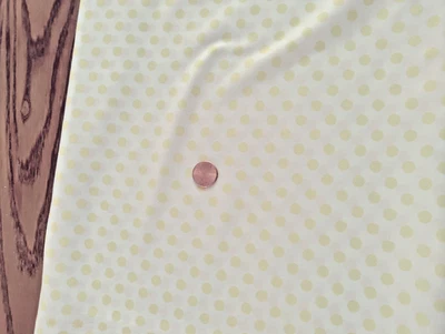 REMANENTE DE TELA SEMI TRANSPARENTE SINTÉTICO BLANCO CON PUNTOS AMARILLOS 2-1/2 YARDAS X 49" Foto 1 de 3