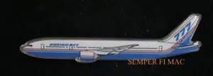 BOEING 777 CAPPELLO DA COLLEZIONE BABBOTTO PIN UP PILOTA EQUIPAGGIO AEREO DI LINEA JET TIE TAC TRIPPLE 7s - Foto 1 di 24