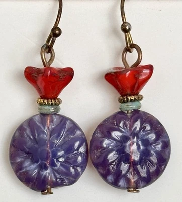 Pendientes grabados de bronce, campana roja y dalia morada. Boho Chic. Bloom Foto 1 de 4