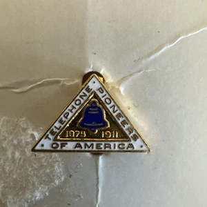 Prendedor de solapa de sombrero esmaltado americano pioneros telefónicos de colección - Imagen 1 de 4