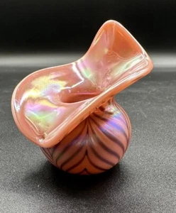 Irisierende kleine Bube in der Kanzel gezogene Feder Vase rosa lila & es leuchtet! - Bild 1 von 15