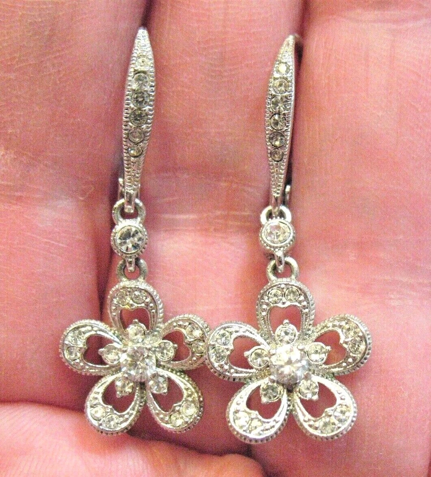 PENDIENTES NADRI CHAPADOS EN RODIO CIRCONITAS CÚBICAS FLORES PERFORADAS COLGANTES Foto 1 de 2