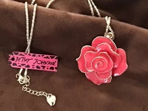 Betsey Johnson Halskette rötlich rosa Rose Anhänger mit goldfarbener Kette neu mit Etikett - Bild 1 von 3