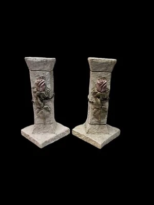 Candelabros cónicos de piedra retro con decoración de rosas Foto 1 de 4