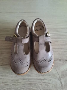 Girls Clarks Shoes SIZE 7G - Picture 1 of 4