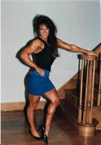 FEMALE BODYBUILDER 80's 90's FOUND PHOTO Color PRETTY WOMAN Original EN 24 57 O - Picture 1 of 1