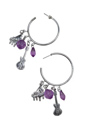 Pendientes de aro de plata con dijes de piano y guitarra cuentas de cristal púrpura tema musical Foto 1 de 2