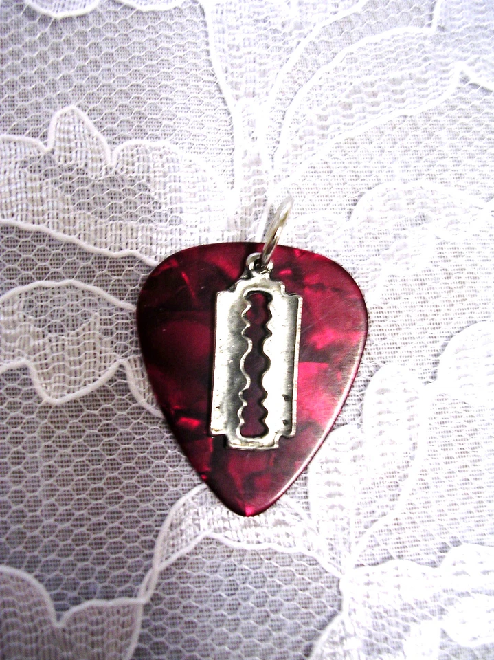 PULSA DE GUITARRA ROJA PROFUNDA con PEQUEÑA HOJA DE AFEITAR PELTRE ENCANTO COLGANTE COLLAR ADJ Foto 1 de 1