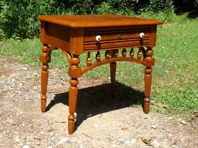 Mesita de noche vintage de roble macizo colección Lexington Recollections Foto 1 de 4