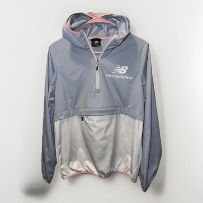 Chaqueta Pullover New Balance Cortavientos Mujer M Azul Claro, Blanco y Rosa Bebé Foto 1 de 4