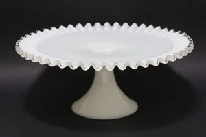 Plato de pie para pasteles Fenton blanco vidrio de leche pedestal Silvercrest con volantes 13" de colección - Imagen 1 de 5