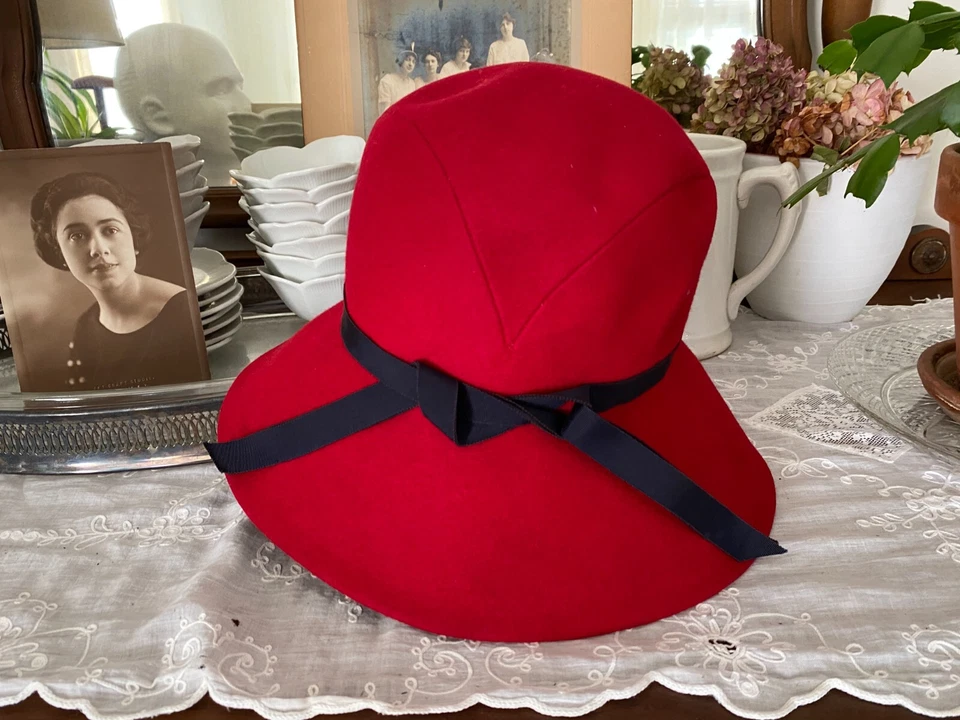 复古 Red Felt Rose Saphire by Mallory 带海军丝带装饰镂空帽 — 第 1/4 张图片