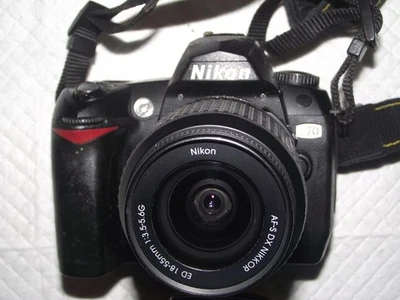 CÁMARA DIGITAL SLR NIKON D70 CON LENTE NIKKOR ED 18-55 MM F3,5-5,6G NIKON CORREA ANCHA Foto 1 de 4