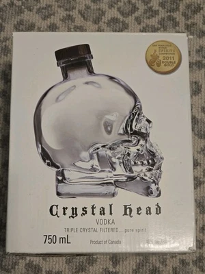 Botella de Vodka CABEZA DE CRISTAL CALAVERA DE CRISTAL TRANSPARENTE con Corcho Vacía Foto 1 de 4