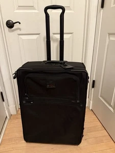 $785 TUMI Alpha 2 Corto Medio Viaje Expandible 2 Ruedas Estuche de Embalaje Equipaje 24” - Imagen 1 de 21