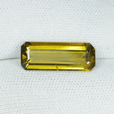 3.56 ct  LUSTROUS HONEY YELLOW* NATURAL EPIDOT - VESUVIANITE OCTAGON See Vdo RR - Image 1 of 2