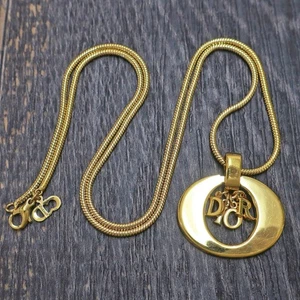 Collar colgante redondo con logotipo oscilante chapado en oro Christian Dior #1074c en relieve - Imagen 1 de 6