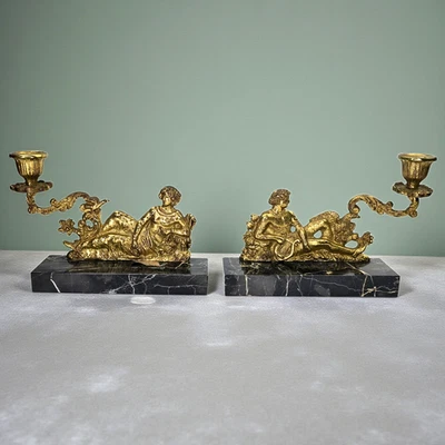 Antiguo par de candelabros franceses de latón dorado con base de mármol renacimiento greco-romano Foto 1 de 4