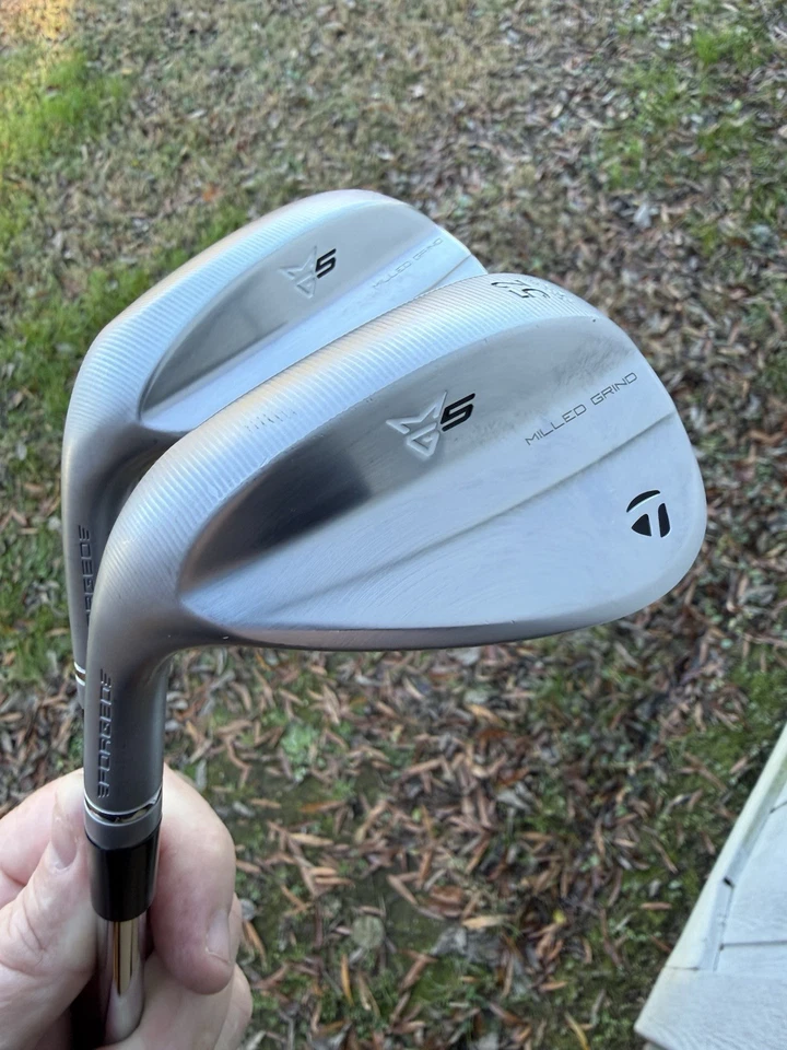 Cuñas Taylormade MG5 52/56 (para zurdos) AMT negras ejes S300 Foto 1 de 4