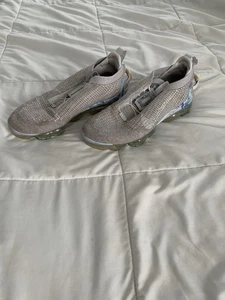 Nike Air Vapormax Herren Laufen Sportschuhe 9,5 CJ6740-100 Grau 2020 Flyknit - Bild 1 von 10