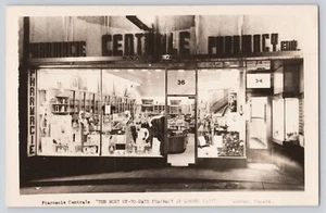 Cartolina RPPC Foto Canada Quebec Farmacia Centrale Esterno Finestra Vista Vintage - Foto 1 di 2