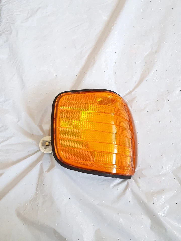 MERCEDES W126 560SEL 420SEL TURN SIGNAL RIGHT BOSCH NEW 1305233925 BOSCH — 第 1/4 张图片