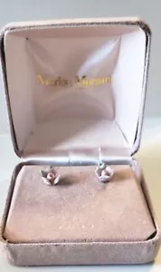 Pendientes pequeños perforados de color rosa pálido en forma de flor. Marks & Morgan marca en caja - Imagen 1 de 5