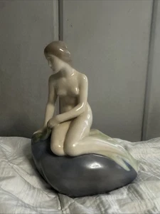 Estatuilla de sirena desnuda en roca de porcelana cerámica Royal Coppenhagen Edvard Erikson - Imagen 1 de 13