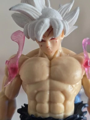 Statuetta Son Goku Ultra Istinto 23 cm - Immagine 1 di 4