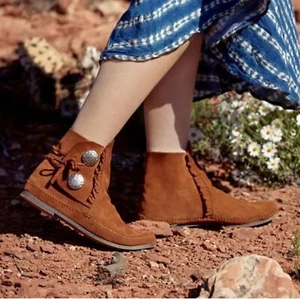 Minnetonka Women's Two Button Ankle Boots Suede Leather Brown Size 9 Boho Fringe - Picture 1 of 13