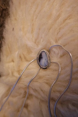 Corbata bolo de ópalo hecha a mano de plata de ley para mujer Foto 1 de 4