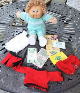 Muñeca infantil CPK 1985 repollo parche ~ certificado de nacimiento OAA ~ 2 trajes ~ zapatos ~ ojos azules caucásicos - Imagen 1 de 23