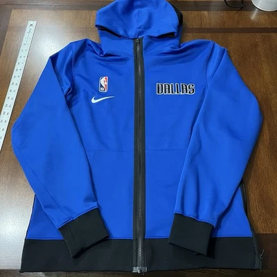 NBA Nike Dallas Mavericks Showtime Warmup Sudadera con Capucha Sudadera Cooper Flagg Mediana Foto 1 de 4