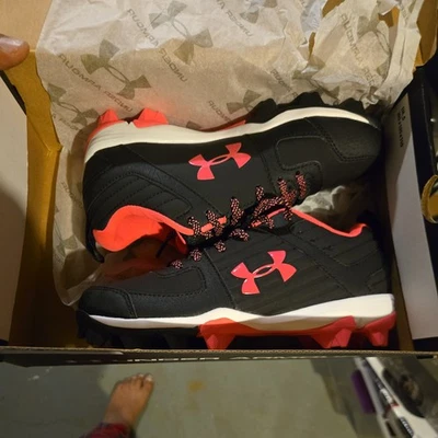 Under Armour Leadoff 低 Rm JR 3022072-002 棒球钉鞋黑色/粉色,尺寸 3.5Y — 第 1/4 张图片