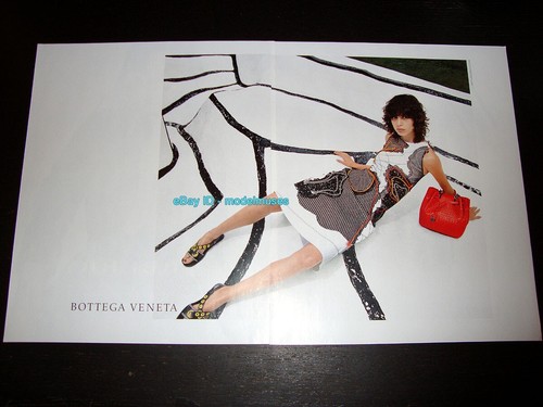 BOTTEGA VENETA 2 pagine rivista stampa pubblicità primavera 2016 MICA ARGANARAZ gambe caviglie