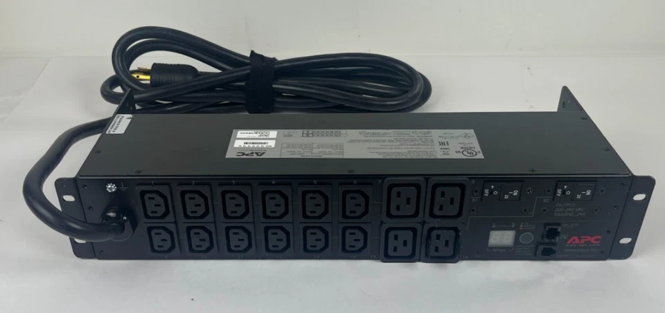 PDU para rack APC AP7811 2U 30A 208V 5,0 kW L6-30P 12xC13 4xC19 LCD medida Foto 1 de 1