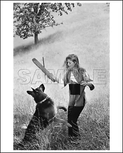 BIONIC WOMAN 8X10 Photo 301-28 LINDSAY WAGNER Jaime Sommers & MAX The Bionic Dog - Picture 1 of 4