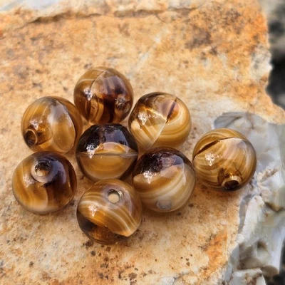 8 cuentas de vidrio alemanas antiguas vintage raíz de pórfido cerveza ámbar crema remolino 8 mm Foto 1 de 4
